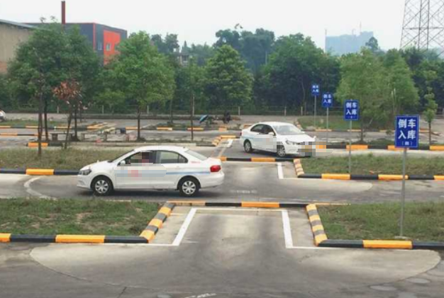 杨舍镇本地驾校教练电话：科目三直线行驶练车都有哪些窍门细节呢/>
<blockquote class=